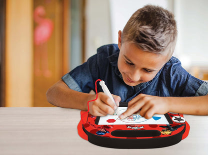 LEXIBOOK, Miraculous Ladybug Cat Noir, Tablero de Dibujo magnético mágico Multicolor, Juguete Creativo artístico para niñas y niños, Lápiz óptico y Sellos, Rojo/Negro, CRMI550
