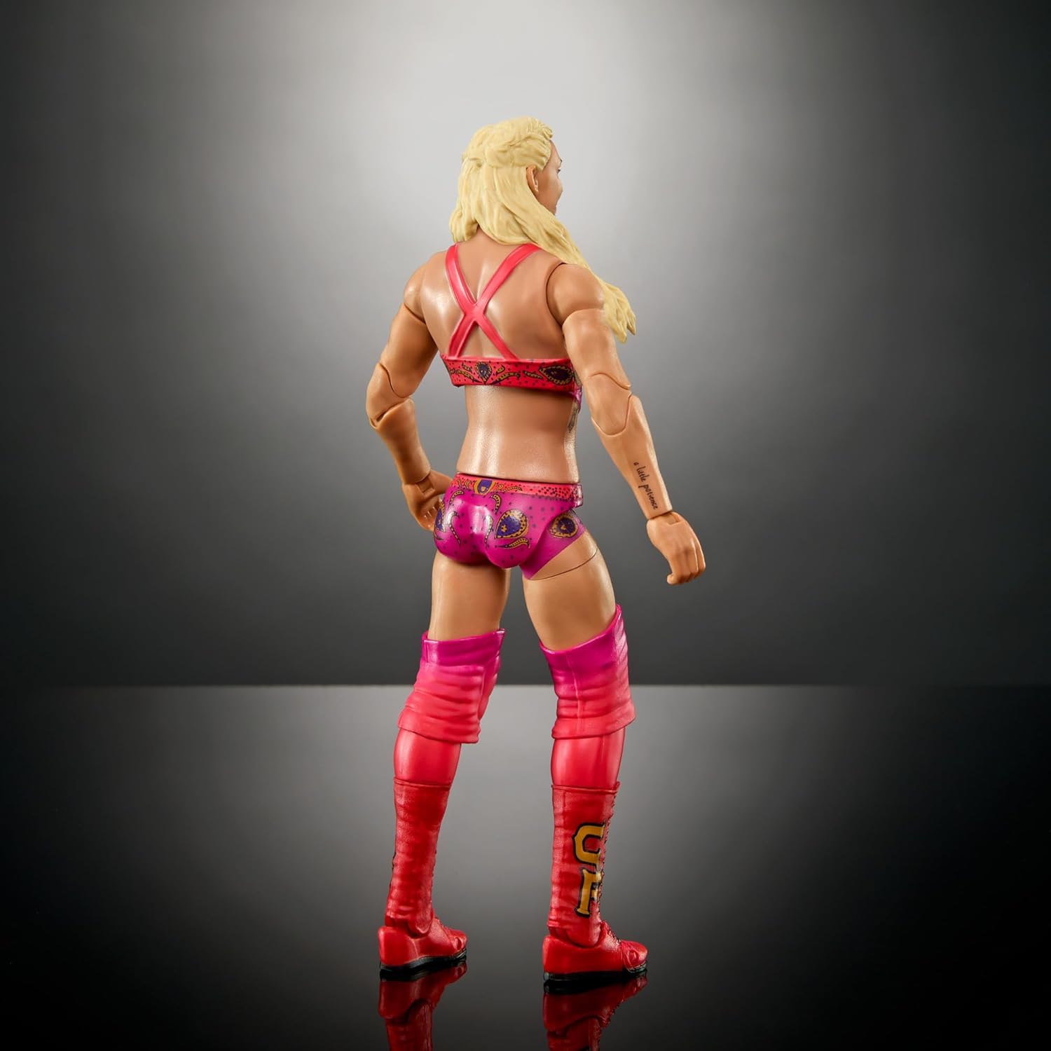 Mattel WWE Ultimate Edition Charlotte Flair Actionfigur mit beliebten Superstars mit austauschbaren Händen, mehreren Köpfen und authentischer Kleidung, ab 8 Jahren HVF88