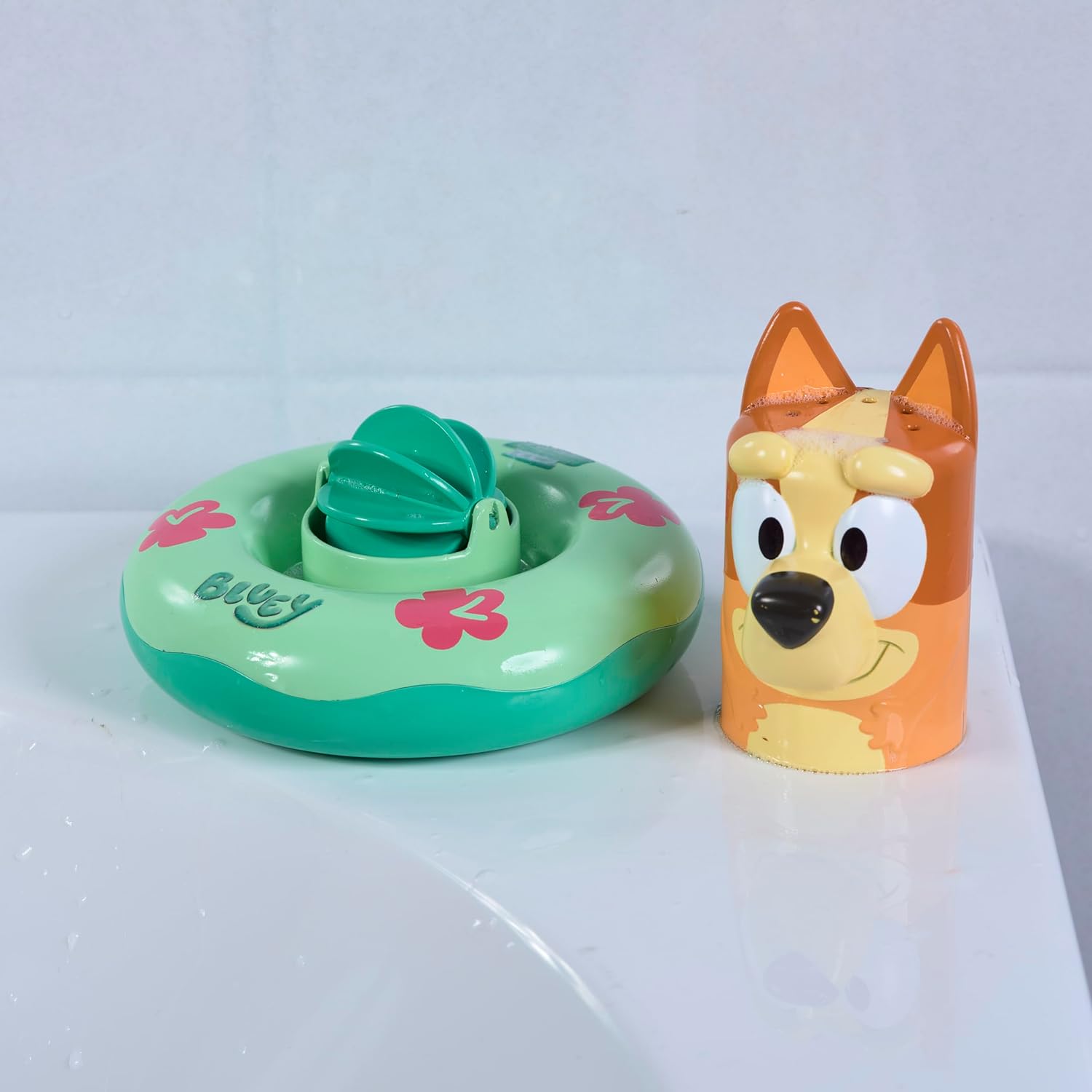 Toomies Bluey Splash and Float Bingo - Bath Toy Pourer Cup with Shower Holes and Water Wheel Toy Pool Ring- Sensory Water Toys - Officially Licensed Bluey Toys - Baby Bath Toys for +18 Months