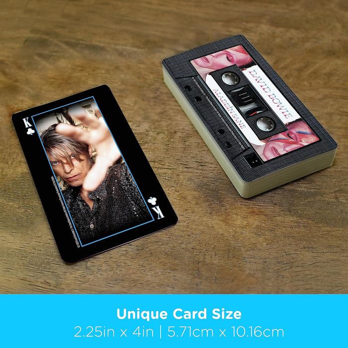 AQUARIUS David Bowie Cassette Premium - Baraja de Cartas temática de David Bowie para Tus Juegos de Cartas Favoritos, Producto Oficial de David Bowie y coleccionables