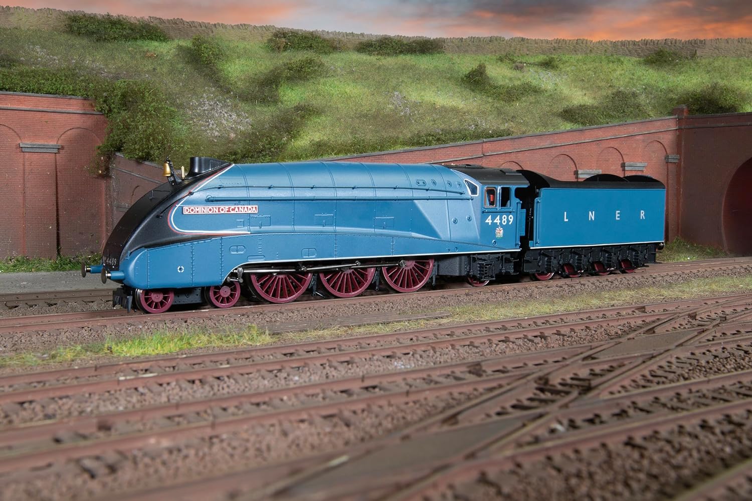 Hornby R30262 Dublo: LNER, A4-Klasse, 4-6-2, 4489 Dominion of Canada: Great Gathering 10th Anniversary - Era 10 - Limited Edition Lokomotiven Sir Nigel Gresley Modelleisenbahn