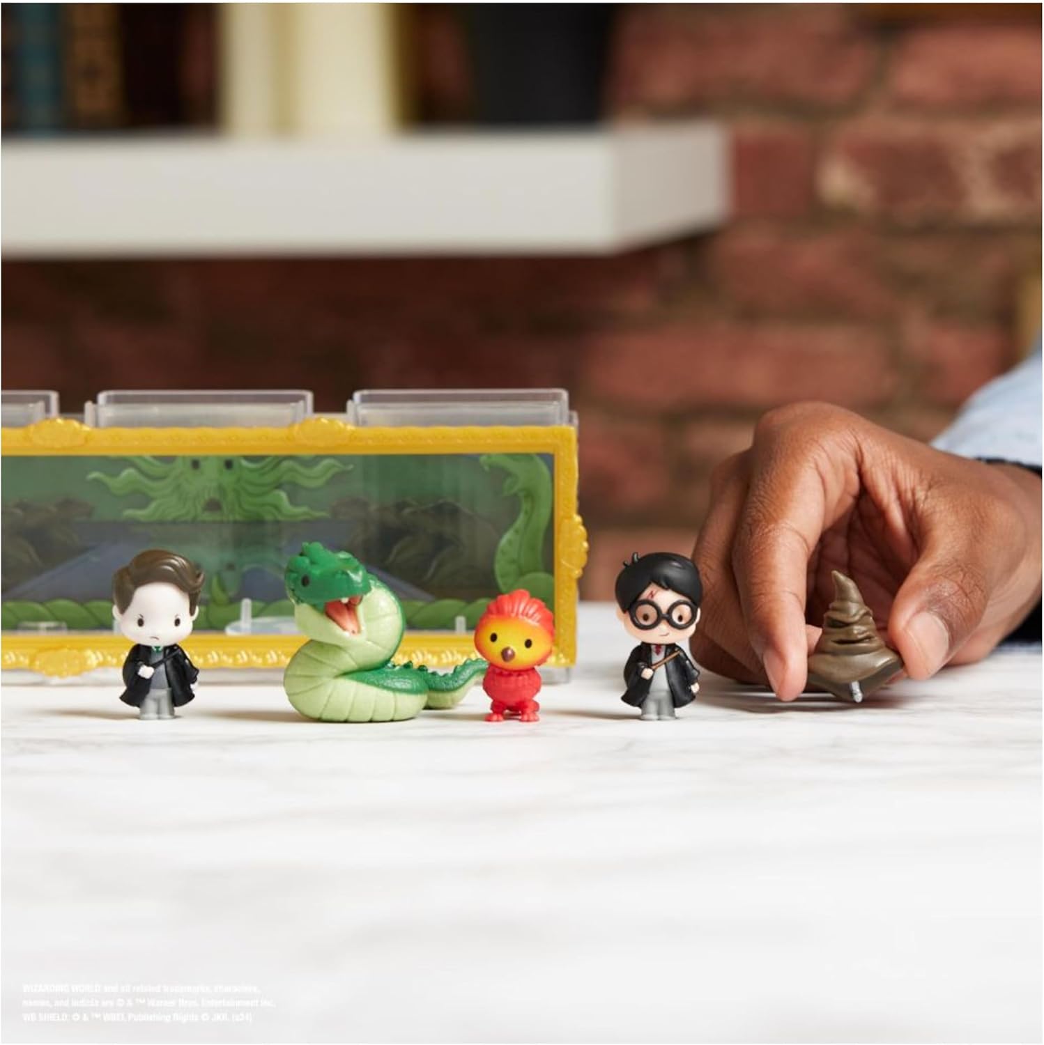 Wizarding World Harry Potter - Micro Magical Moments Sammelfiguren Geschenkset Kammer des Schreckens mit Harry Potter, Tom Riddle, Basilisk, Fawkes und Setzkasten, für Kinder ab 6 Jahren, Fanartikel