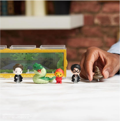 Wizarding World Harry Potter - Micro Magical Moments Sammelfiguren Geschenkset Kammer des Schreckens mit Harry Potter, Tom Riddle, Basilisk, Fawkes und Setzkasten, für Kinder ab 6 Jahren, Fanartikel