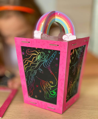 Box Candiy: Totally Twilight – Laterne zum Kratzen/Einhorn, mit 4 Kratzkarten, PVC, 1 Laterne und 1 Kratzwerkzeug, 1 Batterie CR2032 3 V inklusive, in Geschenkbox 23 x 4 x 17 cm, 6 +