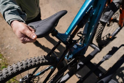 Devo Pickup Medium Fusion Form Titanium Black Saddle