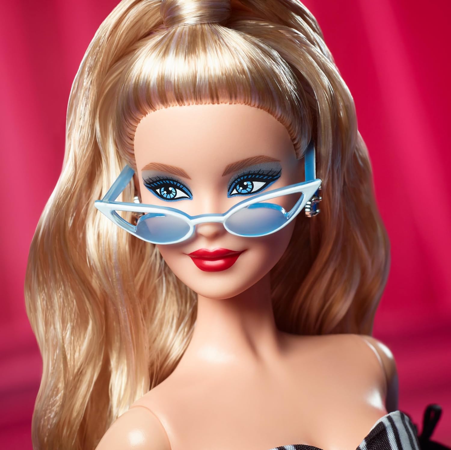 Barbie Signature 65 Aniversario Muñeca Rubia con Vestido de Rayas Blancas y Negras de Gala, Juguete de colección (Mattel HRM58)