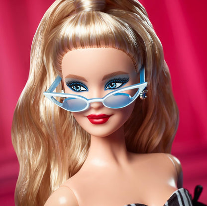 Barbie Signature 65 Aniversario Muñeca Rubia con Vestido de Rayas Blancas y Negras de Gala, Juguete de colección (Mattel HRM58)