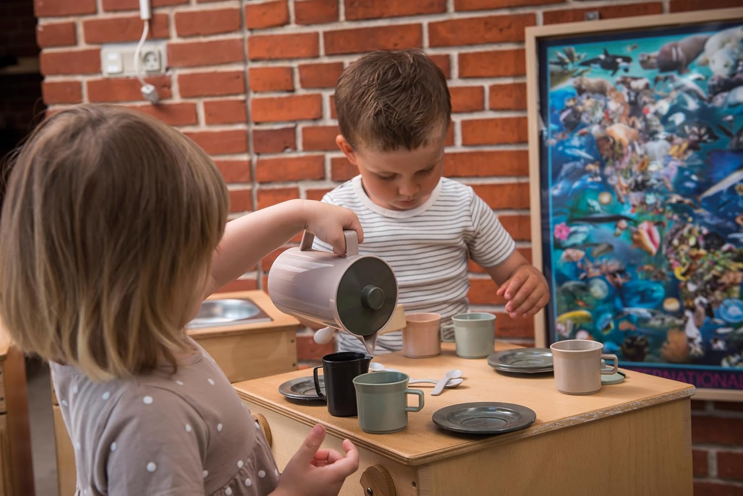 Andreu Toys Dantoy - Green Bean Coffee Set - Für Küchenspiel - Aus recyceltem Kunststoff mit dem Schwanenlogo - Einzigartige Farbtöne und Kombinationen