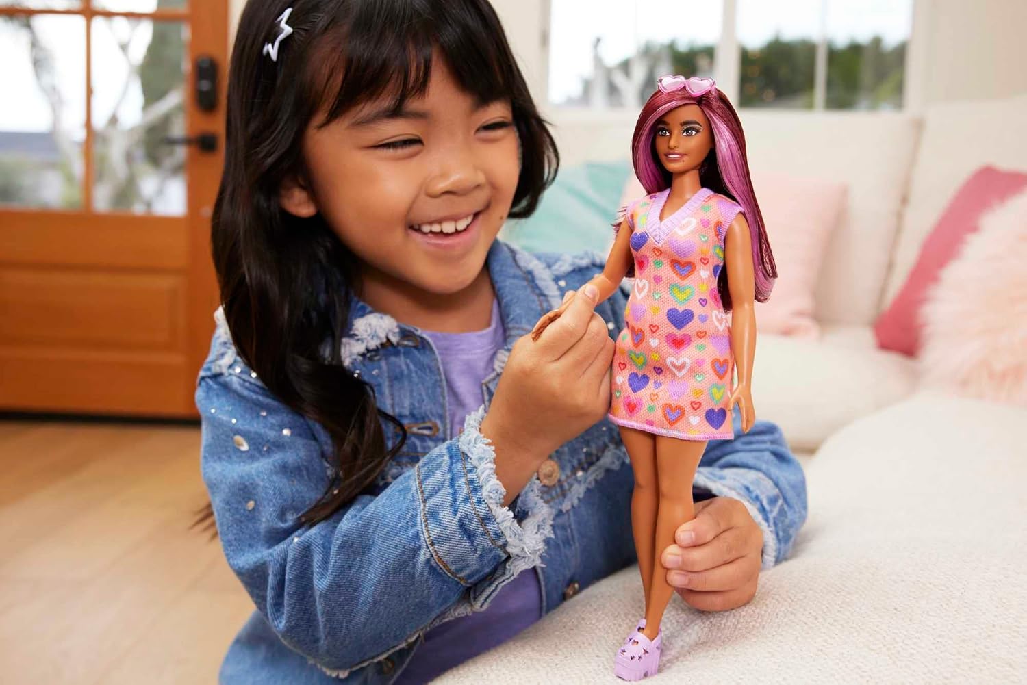 Barbie Fashionistas Doll nr 207 with a Heart-Print Sweater Dress, Sunglasses and Platform Shoes, HJT04