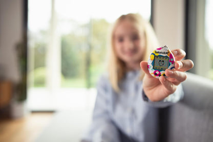 Bandai Tamagotchi Original Memphis Shell | Tamagotchi Original Cyber Pet 90s Adults and Kids Toy with Chain | Retro Virtual Pets are Great Boys and Girls Toys or Gifts for Ages 8+