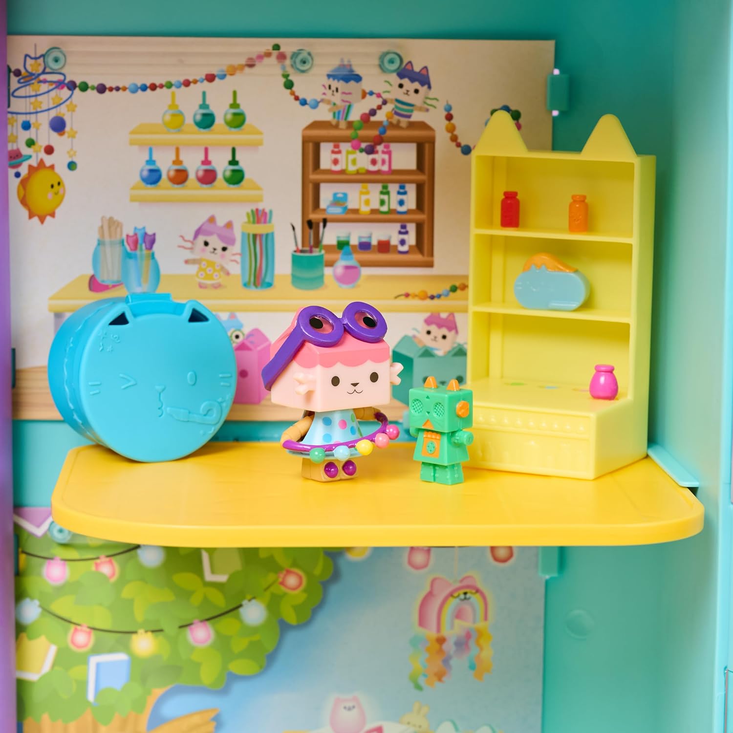 Gabby’s Dollhouse, Celebration Series Baby Box Cat Bobble Figure with Dollhouse Furniture and Accessories, Kids’ Toys for Girls & Boys Aged 3 and Up
