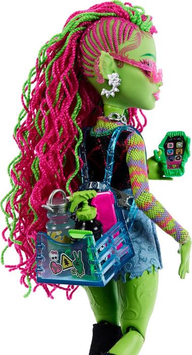 Monster High Venus McFlytrap Muñeca con Chewlian, una monstruosa mascota mitad planta y mitad gatito, y diversos accesorios, como una mochila, un diario, comida y bebida, y mucho más, HRP81