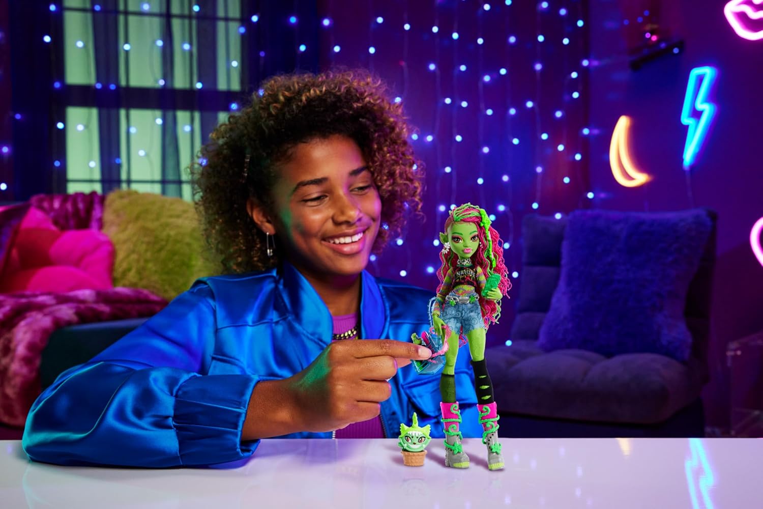 Monster High Venus McFlytrap Muñeca con Chewlian, una monstruosa mascota mitad planta y mitad gatito, y diversos accesorios, como una mochila, un diario, comida y bebida, y mucho más, HRP81