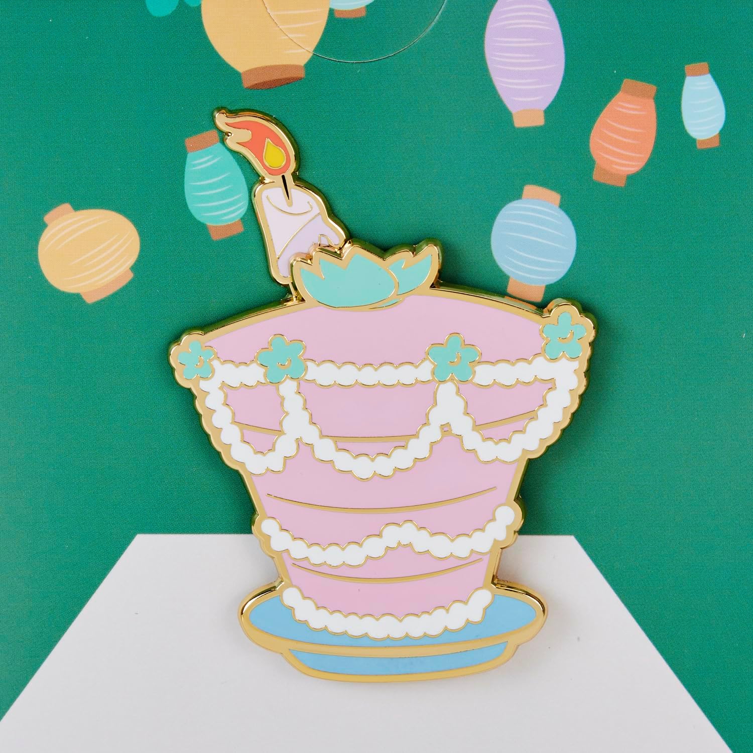 Disney by Loungefly pin's émaillés 3" Unbirthday Cake Limited Edition 8 cm