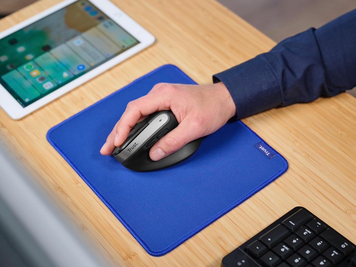 Trust Bayo+ Rechargeable Vertical Mouse Bluetooth + RF 2.4GHz, Ergonomic Mouse, Reduces Arm and Wrist Strain, 70% Recycled Plastics, Multidevice Wireless Mouse for Windows, PC, Laptop, Mac