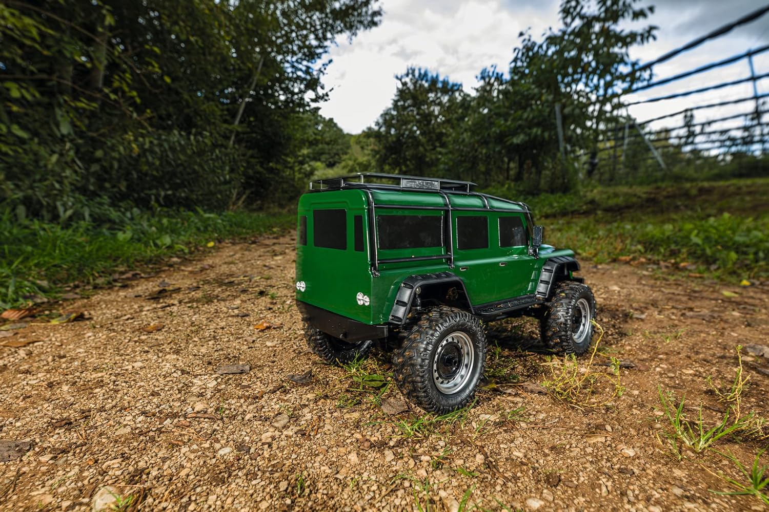 Carson Modellsport Carson 500404236 1:8 Land Rover Defender 100% RTR British Green Car, RC Vehicle, Includes Batteries and Remote Control, Speed km/h, Driving Time 20 Minutes