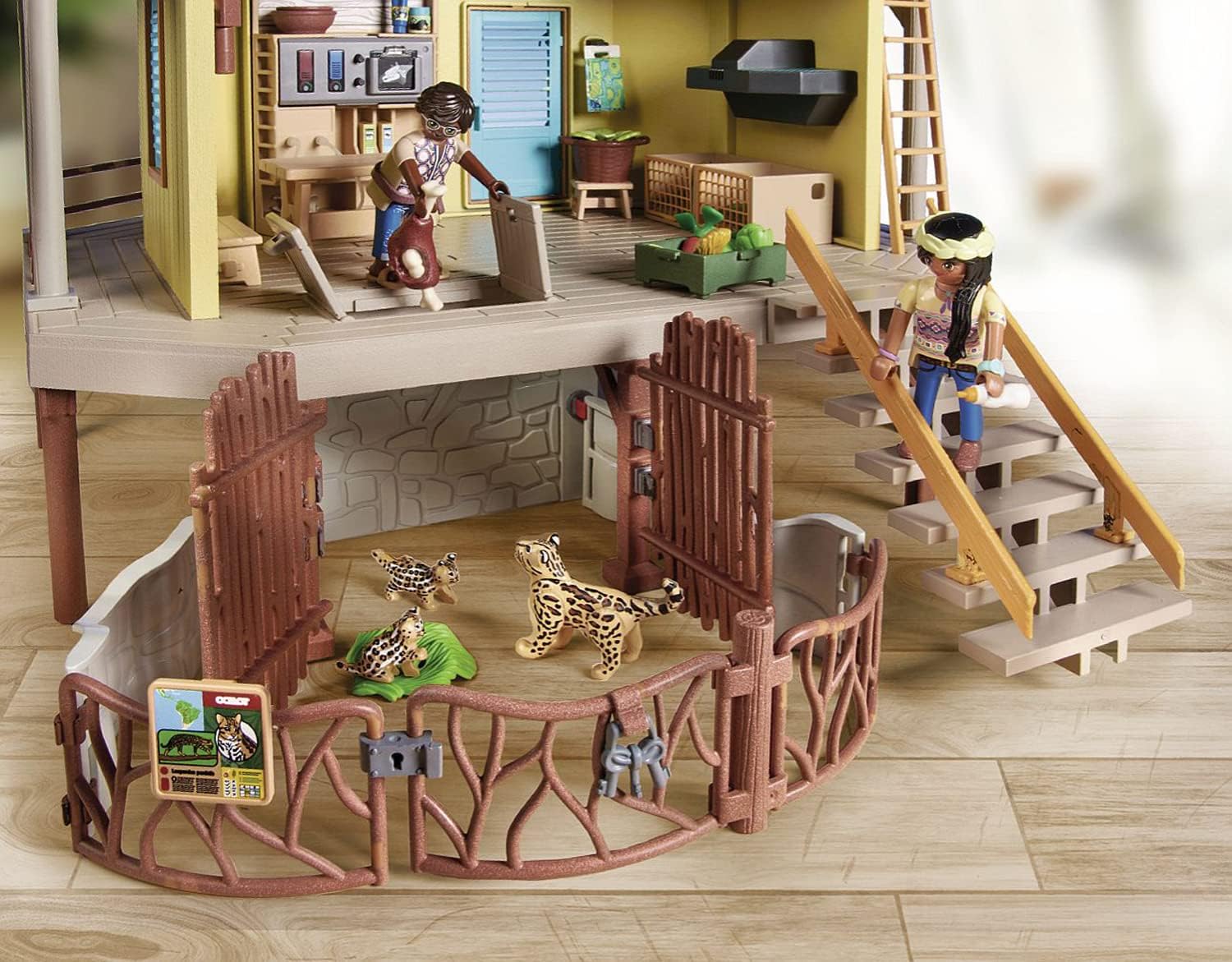 Playmobil 71007 Wiltopia Animal Care Station with Light Effects, collectable and educational animal toy for kids, sustainable toy, fun imaginative role play, playsets suitable for children ages 4+