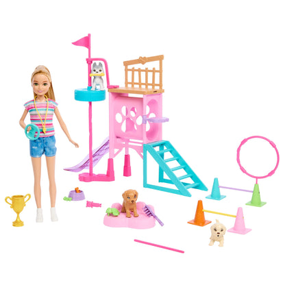 Barbie Muñeca Stacie con Parque de entrenamiento para cachorros Set de juego, perros y accesorios, de la película Stacie al Rescate, juguete +3 años (HRM10