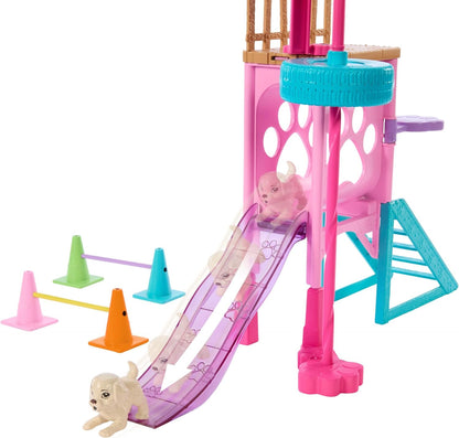 Barbie Muñeca Stacie con Parque de entrenamiento para cachorros Set de juego, perros y accesorios, de la película Stacie al Rescate, juguete +3 años (HRM10