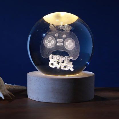 I-TOTAL®- Sfera di vetro 3D con LED RGB effetto sul soffitto, luce notturna per bambini, lampada da notte con base in legno, tema fantasy, decorazione in cristallo PICCOLA, disegno (LET'S PLAY)
