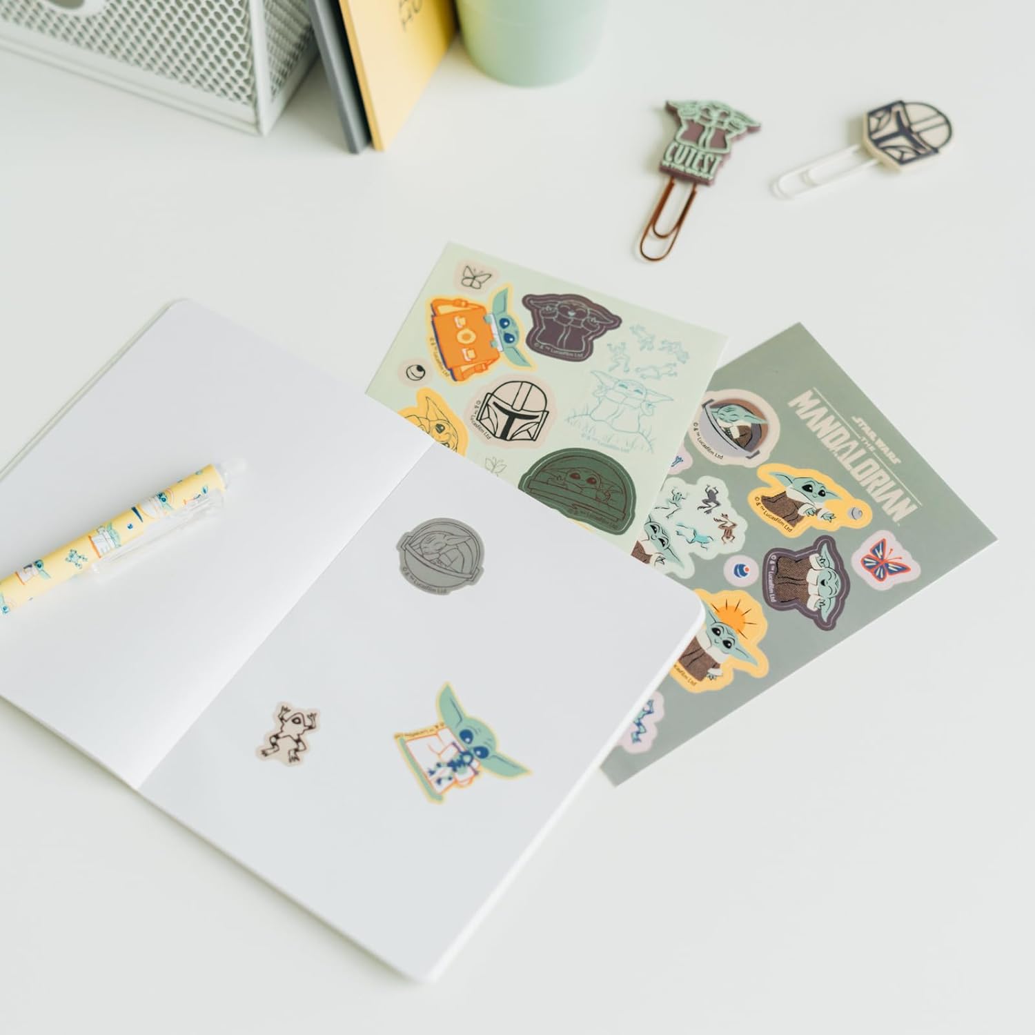 Grupo Erik - Set de Papeterie Star Wars, Grogu | Inclut : 1 Stylo Bille, 1 Crayon de Papier, 4 Surligneurs, 2 Trombones, 3 Carnets A6, des Stickers | Papeterie Kawaii