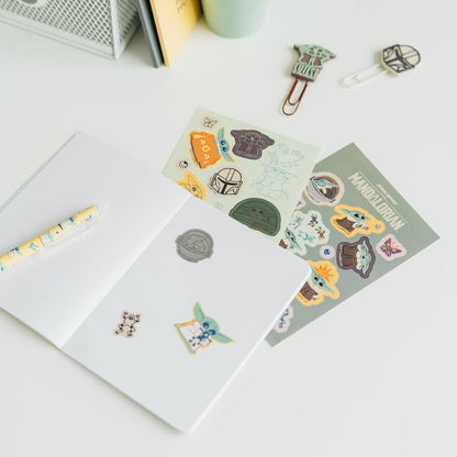 Grupo Erik - Set de Papeterie Star Wars, Grogu | Inclut : 1 Stylo Bille, 1 Crayon de Papier, 4 Surligneurs, 2 Trombones, 3 Carnets A6, des Stickers | Papeterie Kawaii