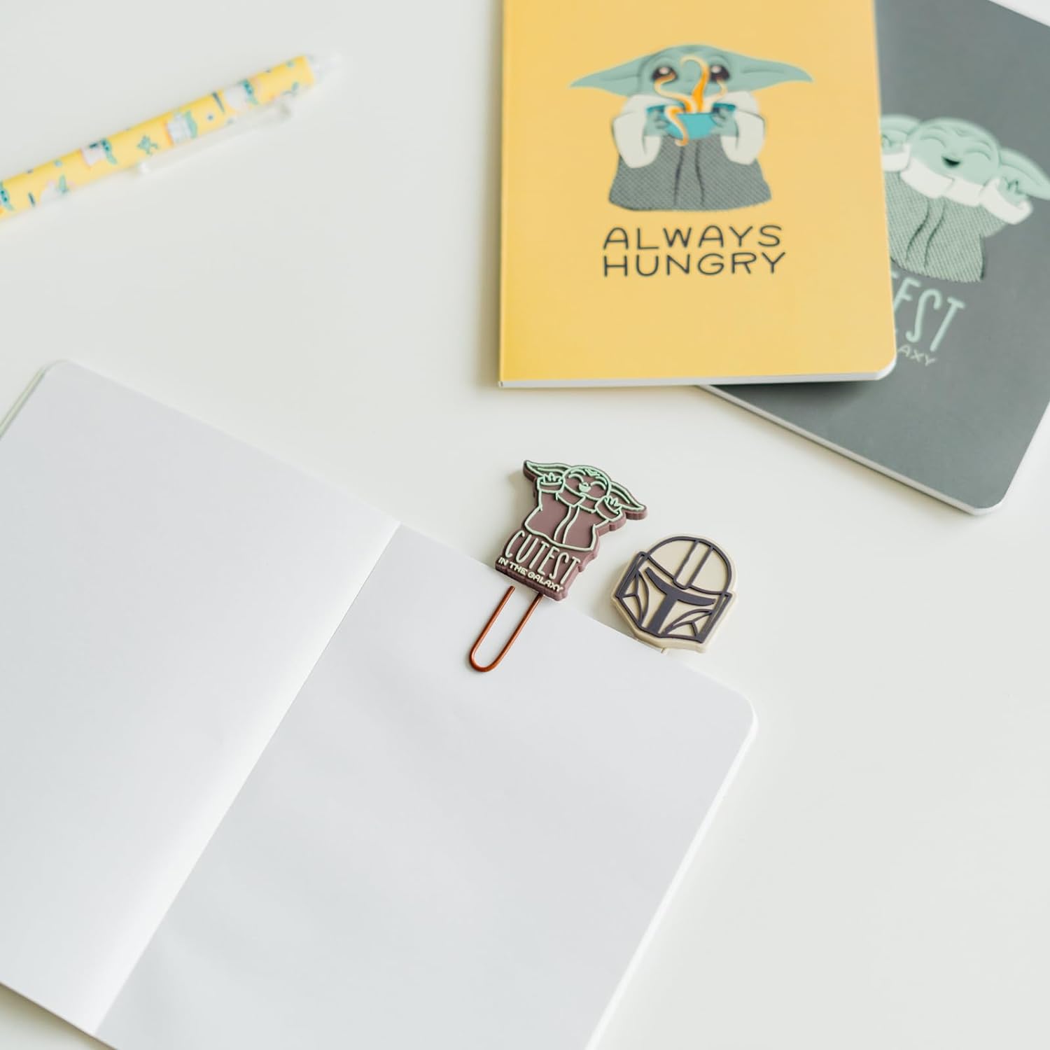 Grupo Erik - Set de Papeterie Star Wars, Grogu | Inclut : 1 Stylo Bille, 1 Crayon de Papier, 4 Surligneurs, 2 Trombones, 3 Carnets A6, des Stickers | Papeterie Kawaii