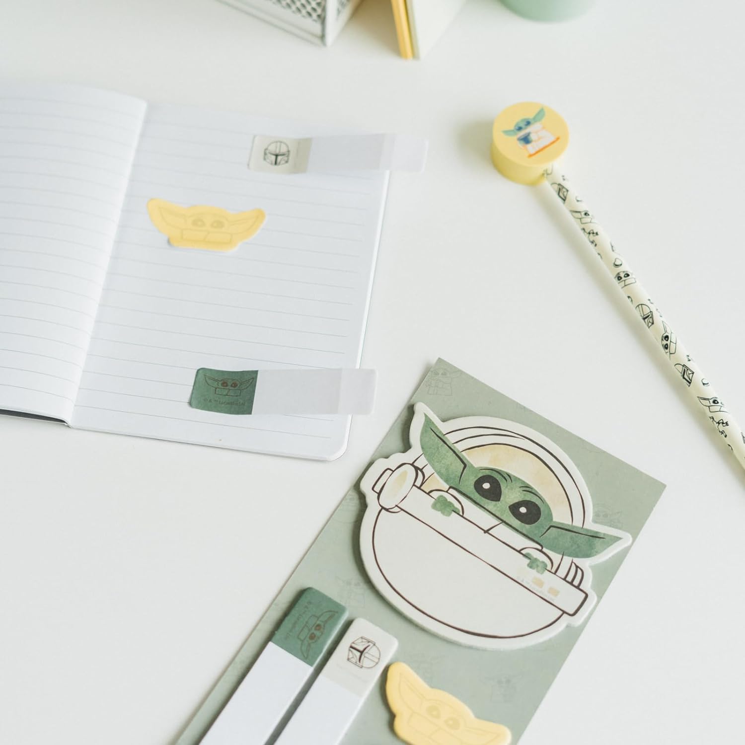 Grupo Erik - Set de Papeterie Star Wars, Grogu | Inclut : 1 Stylo Bille, 1 Crayon de Papier, 4 Surligneurs, 2 Trombones, 3 Carnets A6, des Stickers | Papeterie Kawaii