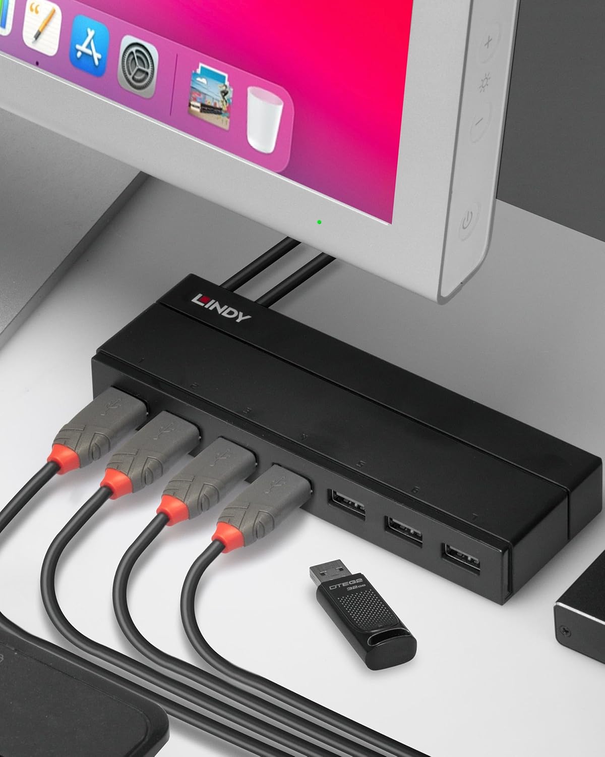 High-Speed Lindy 7-Port USB 3.0 Hub with Enhanced BC 1.2 Charging - Efficient Multi-Device Connection & Fast Charging for PCs and Macs