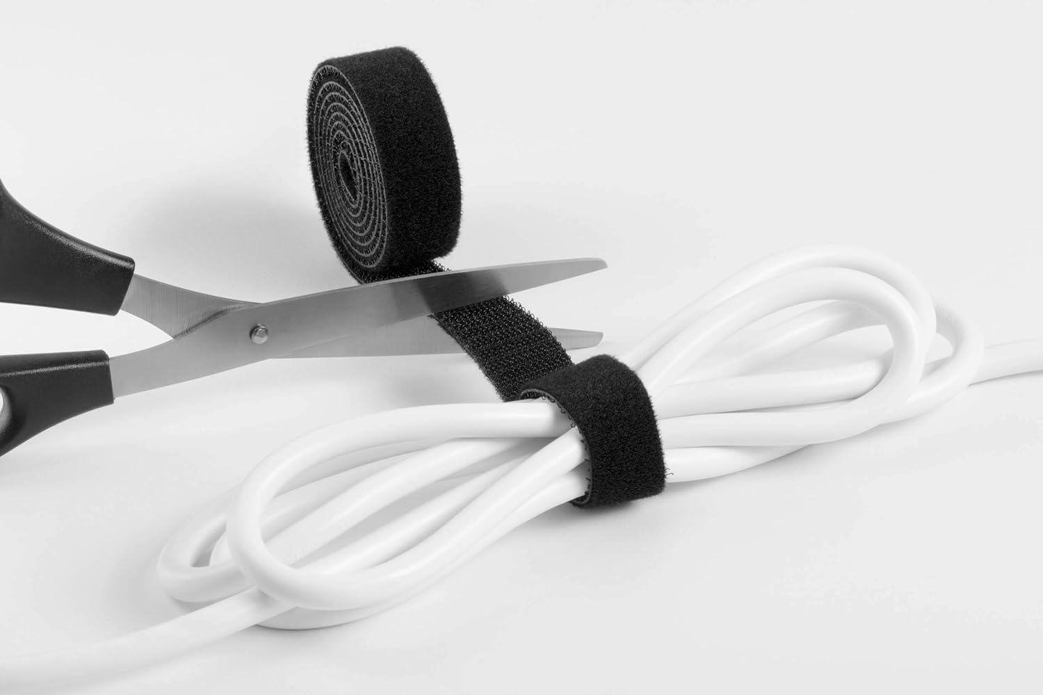 Durable CAVOLINE Cable Management Hook and Loop Cable Tie | Reusable Self-Gripping Tape for Quickly Bundling and Tidying Cables | Can be Easily Cut To RequiRed Size | 1 Metre Roll in Black