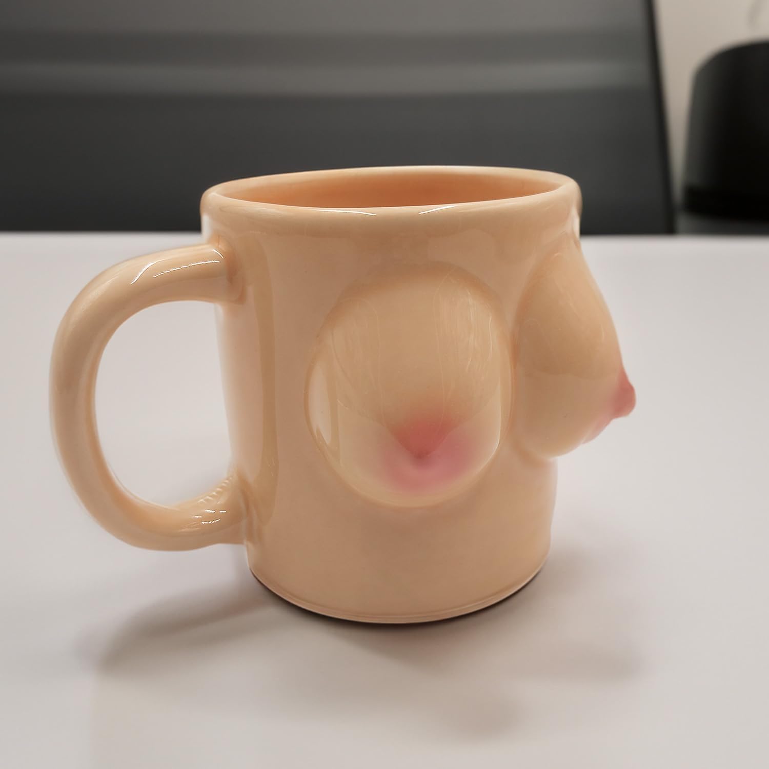 Mad Monkey Busentasse mit anziehbarem Bikini – Das perfekte Geschenk für deine Busenfreundin