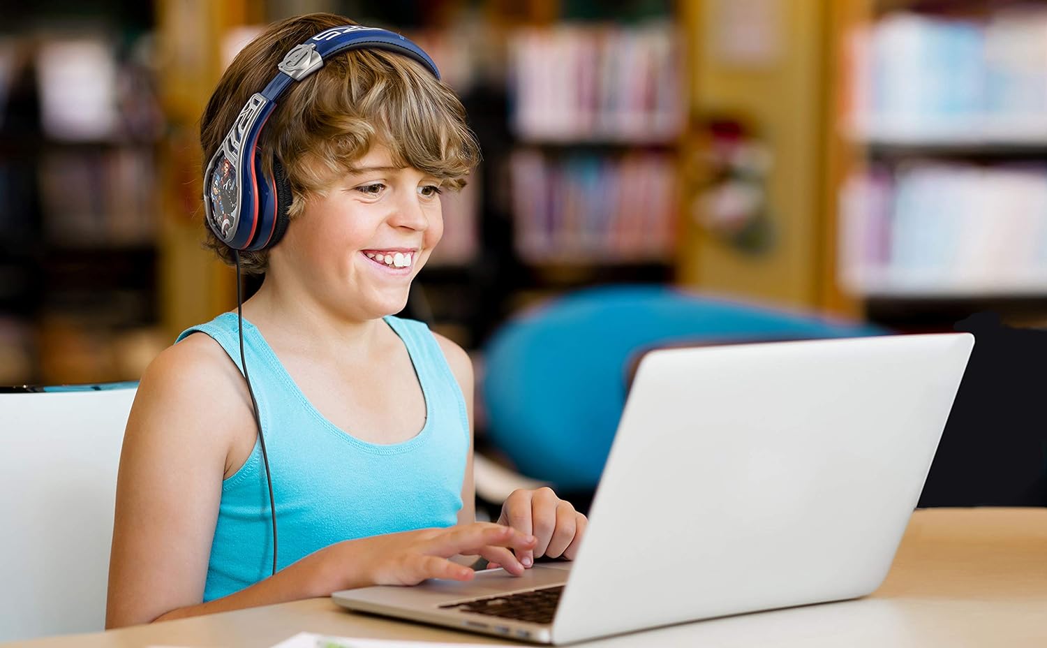 eKids Marvel Avengers Assemble Kid friendly cuffie volume ridotto con Iron Man Hulk Capitan America e Thor Graphics - Gli stili possono variare