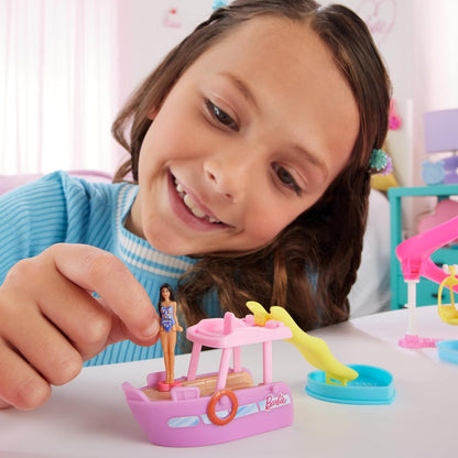 Barbie Mini Barbieland Barco que cambia de color con el agua para minifiguras con muñeca pequeña morena y tobogán, juguete +4 años (HYF41