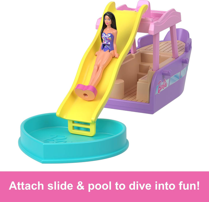 Barbie Mini Barbieland Barco que cambia de color con el agua para minifiguras con muñeca pequeña morena y tobogán, juguete +4 años (HYF41