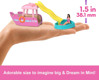 Barbie Mini Barbieland Barco que cambia de color con el agua para minifiguras con muñeca pequeña morena y tobogán, juguete +4 años (HYF41