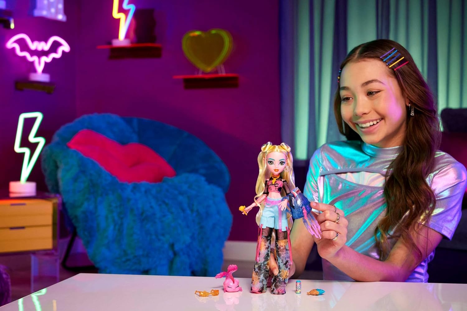 Monster High Lagoona Blue Puppe in Mesh-T-Shirt und Cargohose mit Haustierfisch Neptuna und Accessoires wie Rucksack, Snack und Notizbuch, HXH75