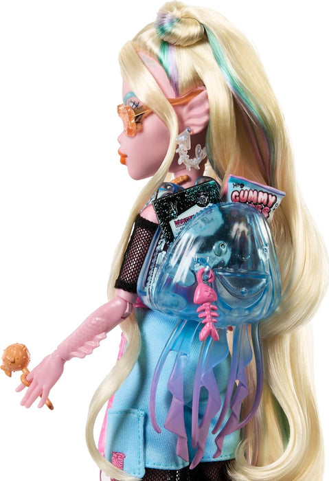 Monster High Lagoona Blue Puppe in Mesh-T-Shirt und Cargohose mit Haustierfisch Neptuna und Accessoires wie Rucksack, Snack und Notizbuch, HXH75