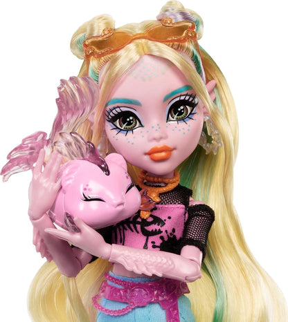 Monster High Lagoona Blue Puppe in Mesh-T-Shirt und Cargohose mit Haustierfisch Neptuna und Accessoires wie Rucksack, Snack und Notizbuch, HXH75