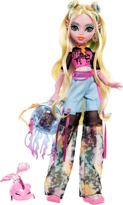 Monster High Lagoona Blue Puppe in Mesh-T-Shirt und Cargohose mit Haustierfisch Neptuna und Accessoires wie Rucksack, Snack und Notizbuch, HXH75