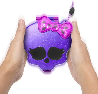 Polly Pocket Estuche Monster High Set de Juego con 3 muñecas y Accesorios, se Convierte en Instituto, Juguete +4 años (Mattel HVV58