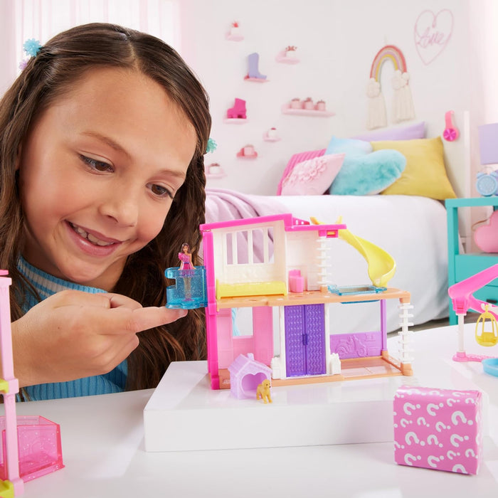 Barbie Mini Barbieland Casa de muñecas de dos pisos para mini figuras con muñeca pequeña morena y accesorios sorpresa, juguete +4 años (HYF47)