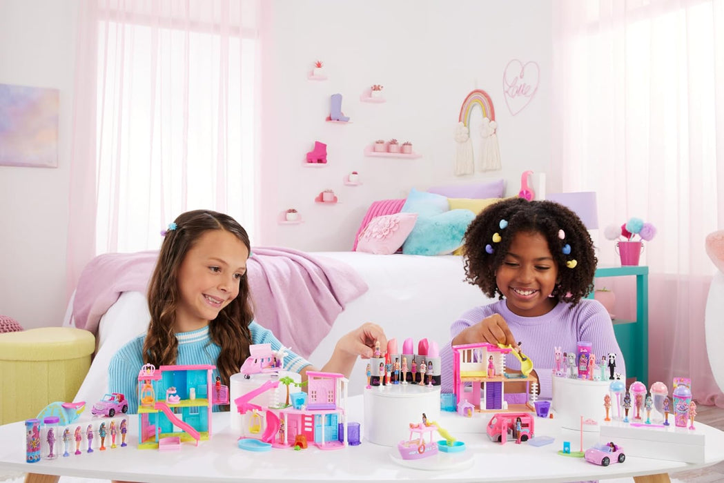 Barbie Mini Barbieland Casa de muñecas de dos pisos para mini figuras con muñeca pequeña morena y accesorios sorpresa, juguete +4 años (HYF47)