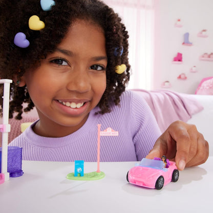 Barbie Mini Barbieland Coche descapotable que cambia de color con el agua para mini figuras con muñeca pequeña morena y señal de tráfico, juguete +4 años (HYF42