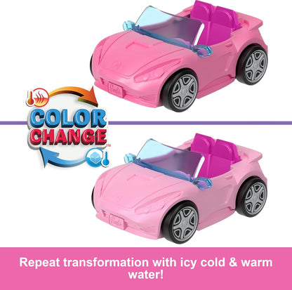 Barbie Mini Barbieland Coche descapotable que cambia de color con el agua para mini figuras con muñeca pequeña morena y señal de tráfico, juguete +4 años (HYF42