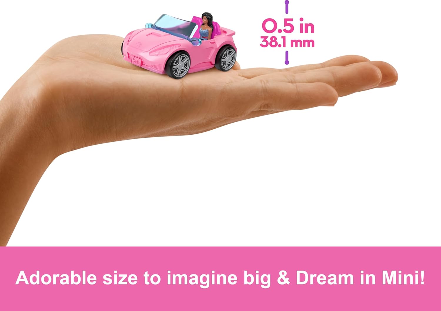 Barbie Mini Barbieland Coche descapotable que cambia de color con el agua para mini figuras con muñeca pequeña morena y señal de tráfico, juguete +4 años (HYF42