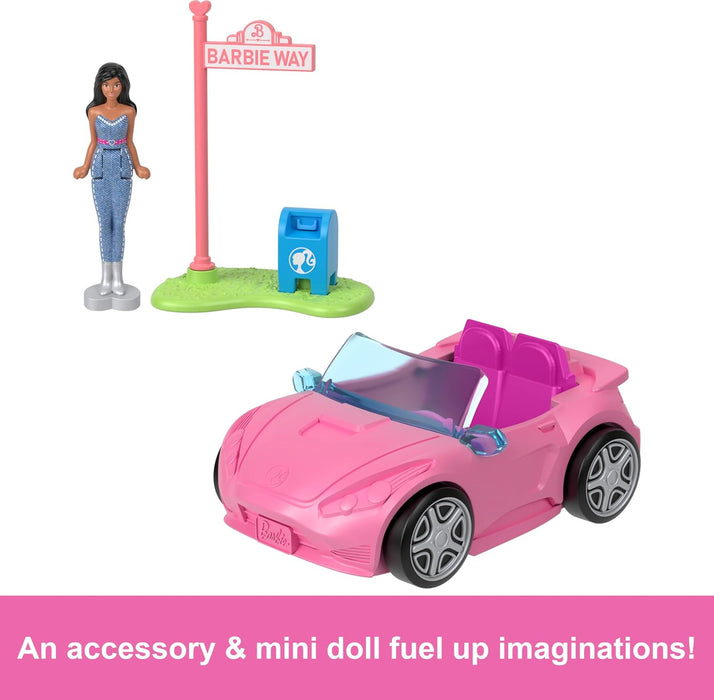 Barbie Mini Barbieland Coche descapotable que cambia de color con el agua para mini figuras con muñeca pequeña morena y señal de tráfico, juguete +4 años (HYF42