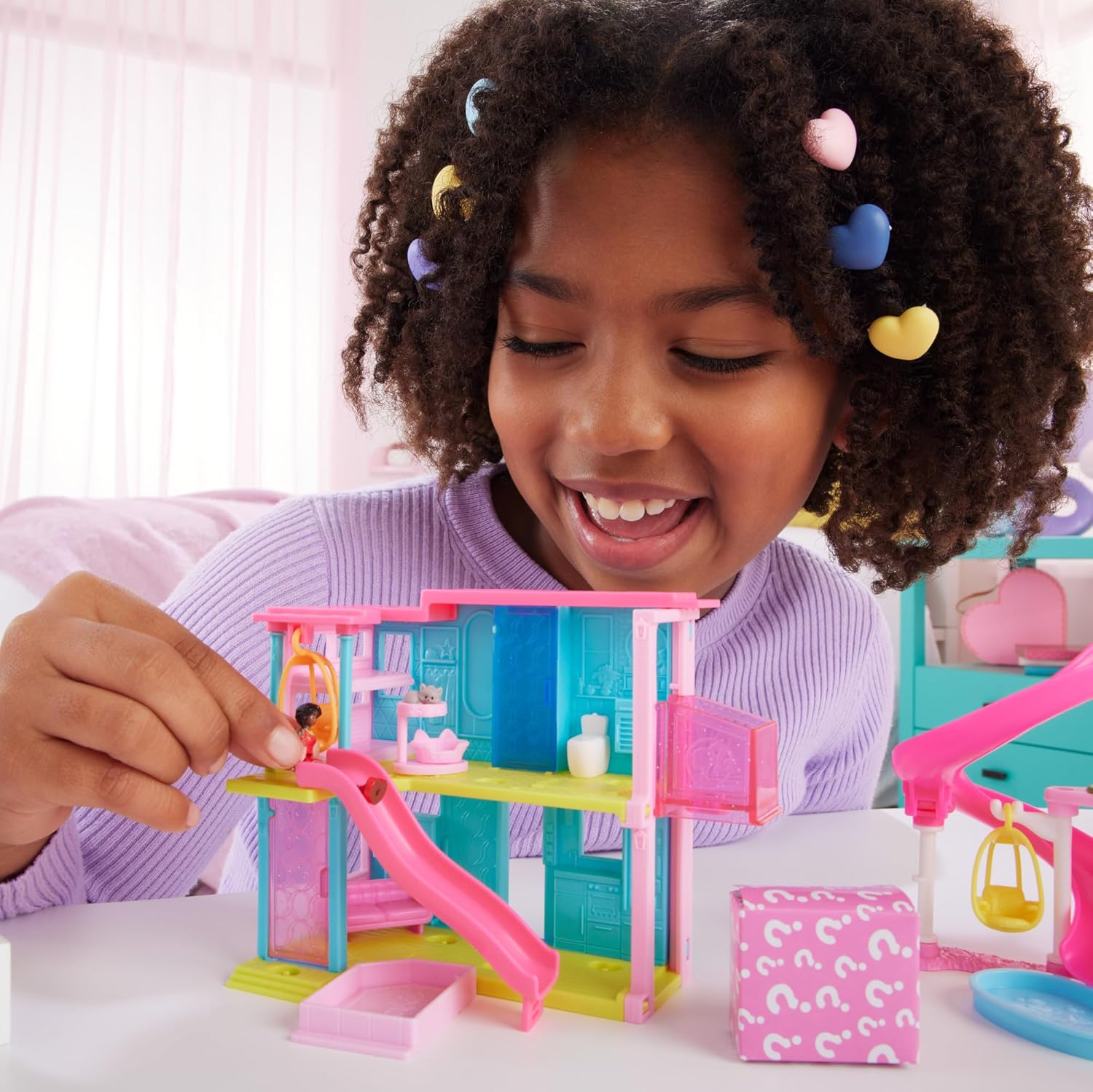 Barbie Mini Barbieland Casa de muñecas de dos pisos para mini figuras con muñeca pequeña afroamericana y accesorios sorpresa, juguete +4 años (HYF46)