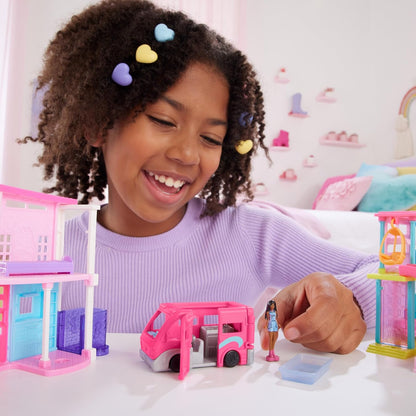 Barbie Mini Barbieland Caravana para mini figuras con muñeca Brooklyn pequeña que cambia de color con el agua, juguete +4 años (HYF39