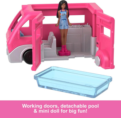 Barbie Mini Barbieland Caravana para mini figuras con muñeca Brooklyn pequeña que cambia de color con el agua, juguete +4 años (HYF39
