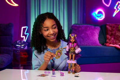 Monster High Clawdeen Wolf-Puppe mit glamourösem Festival-Outfit und Festival-Zubehör wie Snacks, Bandposter, Statement-Tasche und mehr, HXH80